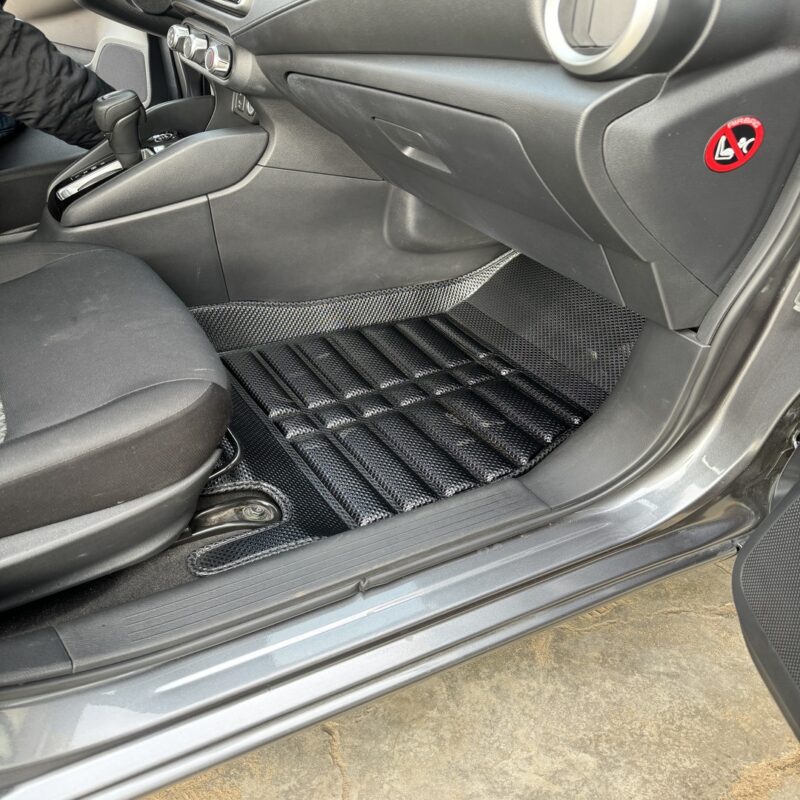 PISO 5D NISSAN VERSA 2021-2025 PVC - Imagen 3