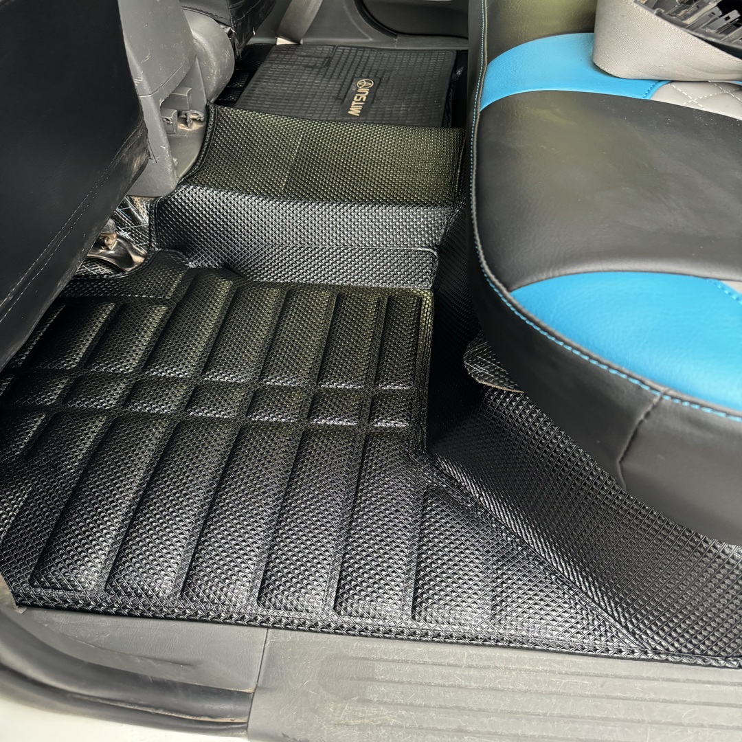 PISO 5D TOYOTA HILUX 2016-2024 PVC - Imagen 4